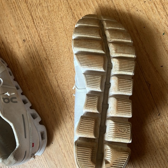 White on cloud sneakers good condition - Picture 2 of 3